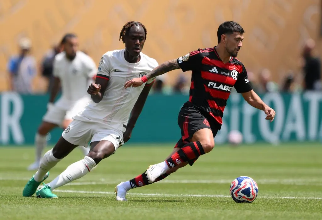 Zagueiro do Chelsea rebate provocação do Flamengo em postagem do Chelsea no X. Foto: David Ramos/Getty Images.