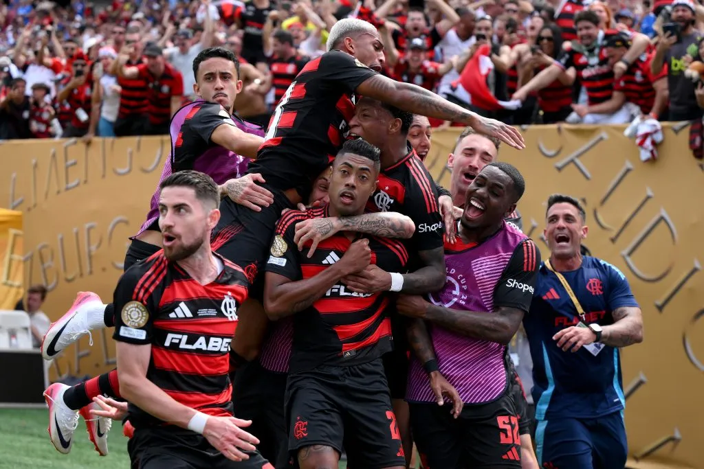 Elenco do Flamengo comemorando vitória diante do Chelsea. David Ramos/Getty Images