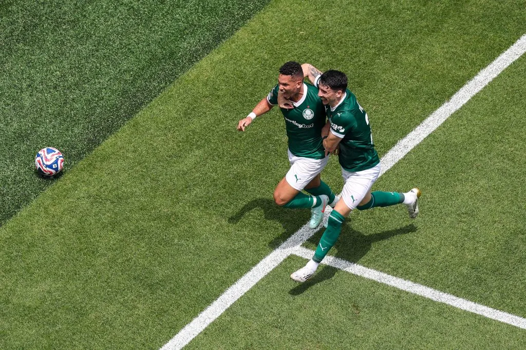 Paulinho comemorando o gol de ontem. Foto: Al Bello/Getty Images