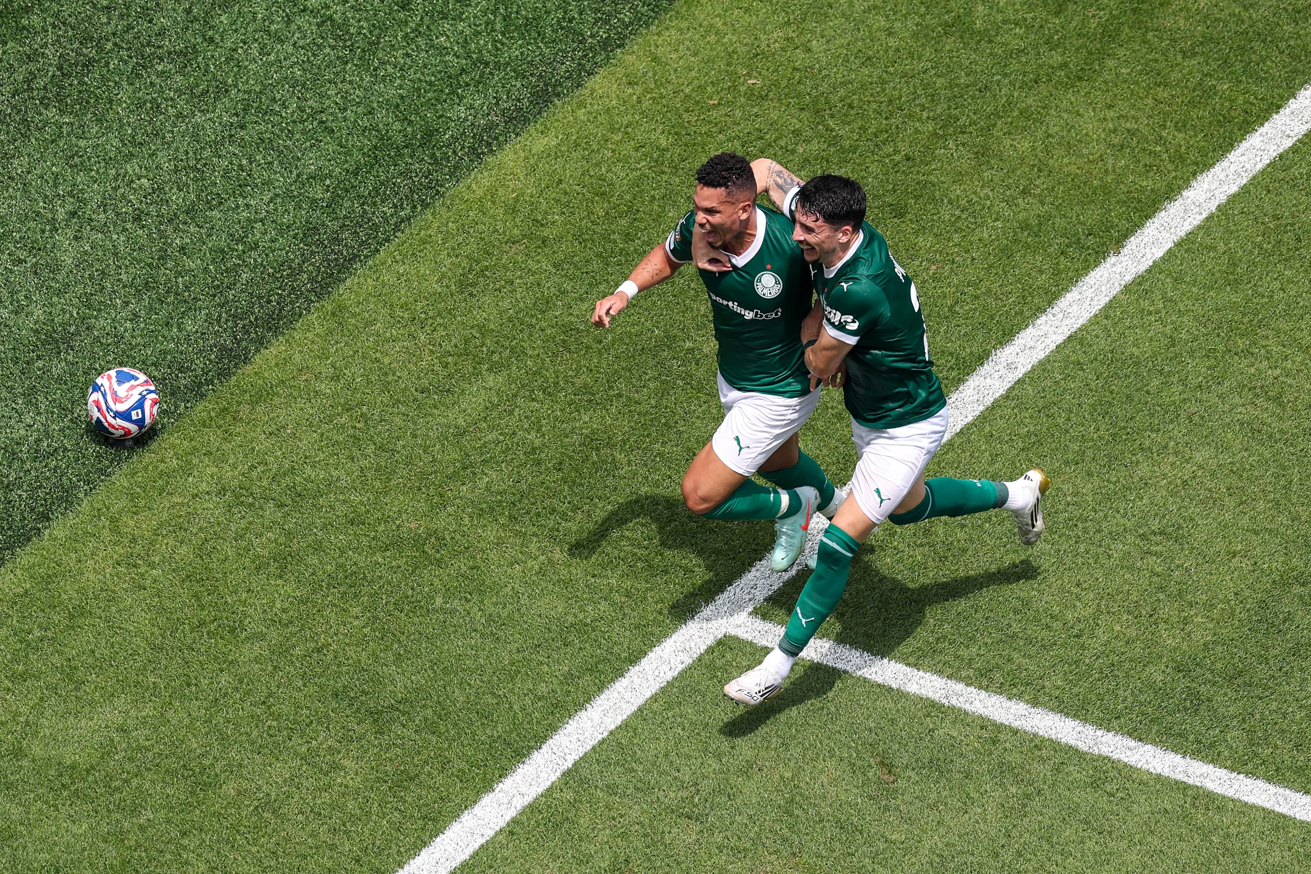 Paulinho do Palmeiras comemora seu gol no Mundial de Clubes contra o Botafogo. (Photo by Al Bello/Getty Images)