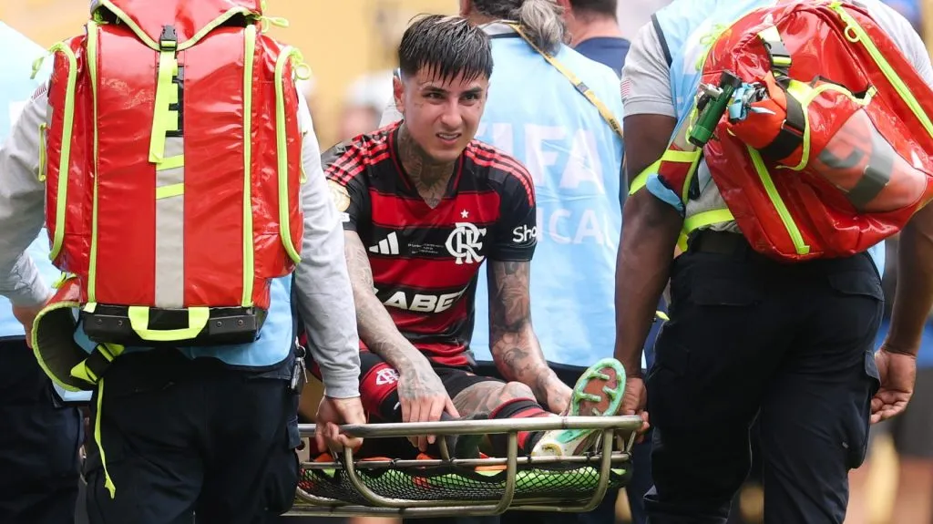 Erick Pulgar saindo de maca durante Flamengo x Bayern de Munique. (Photo by Michael Reaves/Getty Images)