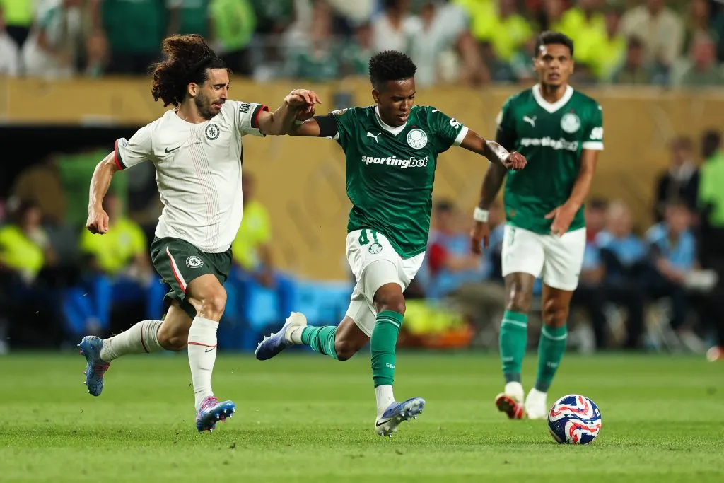 Estevão e Cucurella disputando a bola em Palmeiras x Chelsea. Foto: Dan Mullan/Getty Images