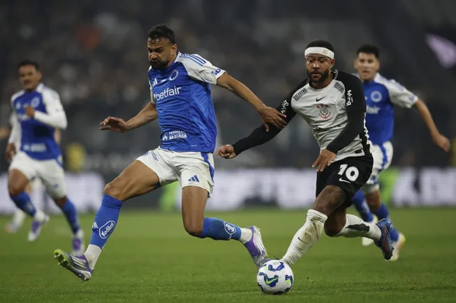 Fabricio Bruno do Cruzeiro em lance polêmico com Memphis Depay do Corinthians – (Photo by Miguel Schincariol/Getty Images)