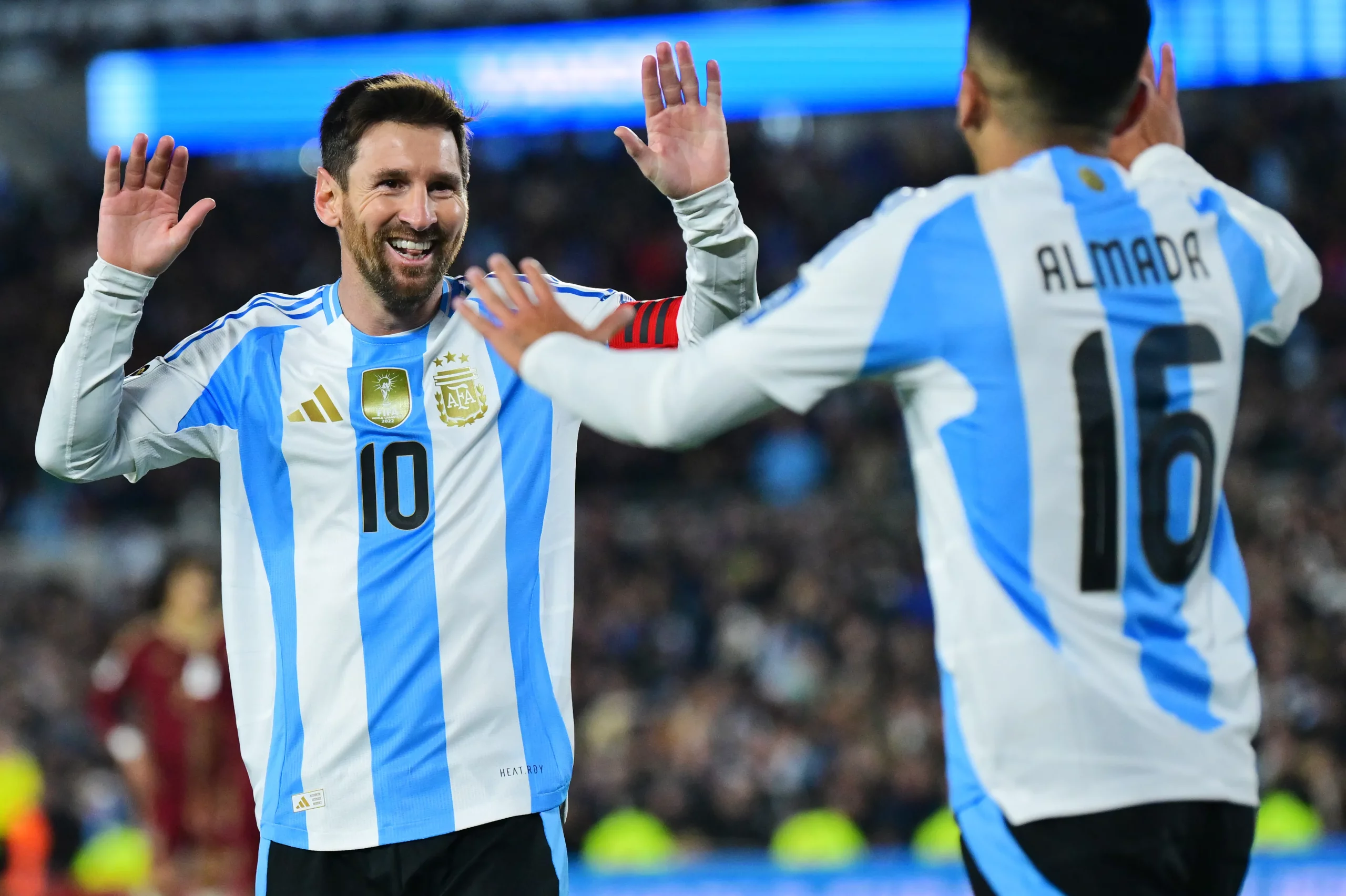 Almada tem muita moral com Messi na Argentina. Foto: Marcelo Endelli/Getty Images.