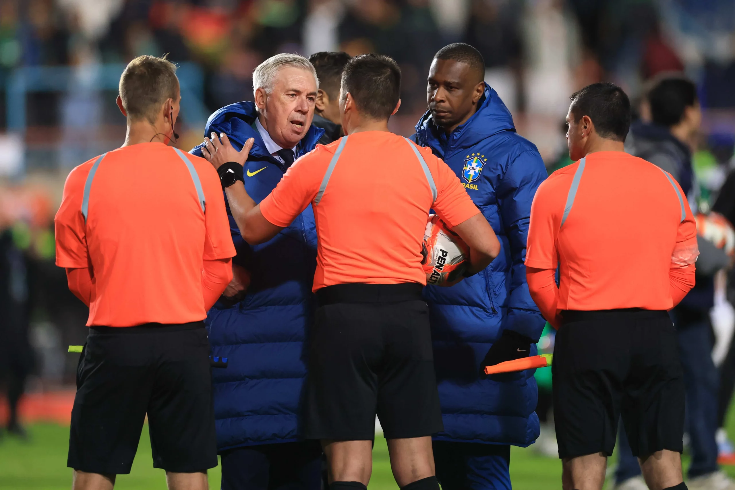 EL ALTO, BOLIVIA – SEPTEMBER 09: Carlo Ancelotti, Head Coach of Brazil argues with referee Cristián Garay after the South American FIFA World Cup 2026 Qualifier match between Bolivia and Brazil at Estadio Municipal de El Alto on September 09, 2025 in El Alto, Bolivia.  (Photo by Buda Mendes/Getty Images)