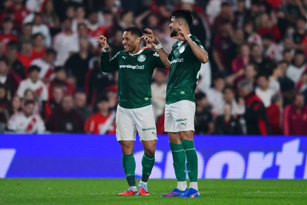 Vitor Roque e Flaco López estão a todo vapor no ataque do Palmeiras – Foto: Marcelo Endelli/Getty Images