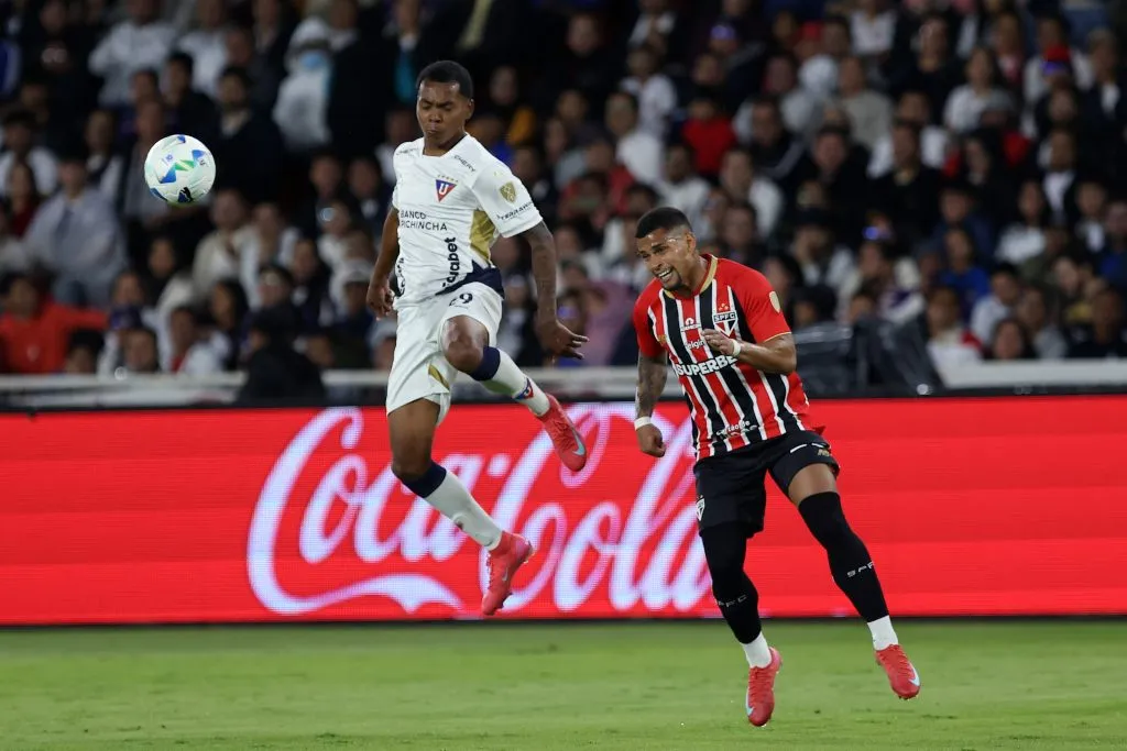 Mailton entrou no lugar de Cédric na LD do São Paulo no 2º tempo em Quito – Foto: Franklin Jacome/Getty Images