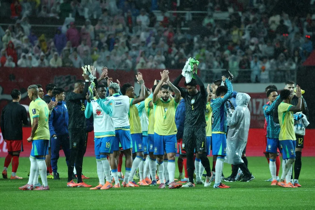 Seleção Brasileira comemora após vitória sobre a Coreia do Sul – (Photo by Chung Sung-Jun/Getty Images)