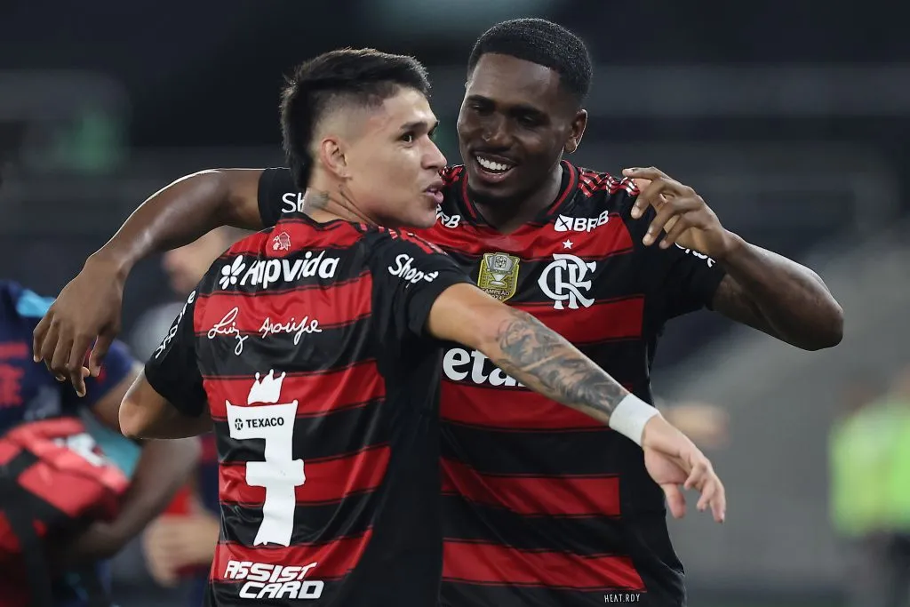 Luiz Araújo comemorando gol pelo Flamengo contra o Botafogo. Foto: Wagner Meier/Getty Images