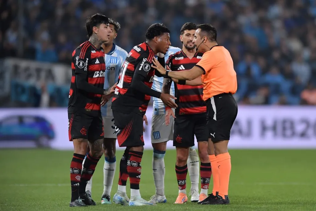 Expulsão de Gonzalo Plata logo no início do 2º tempo dificultou ações para o Flamengo – Foto: Marcelo Endelli/Getty Images