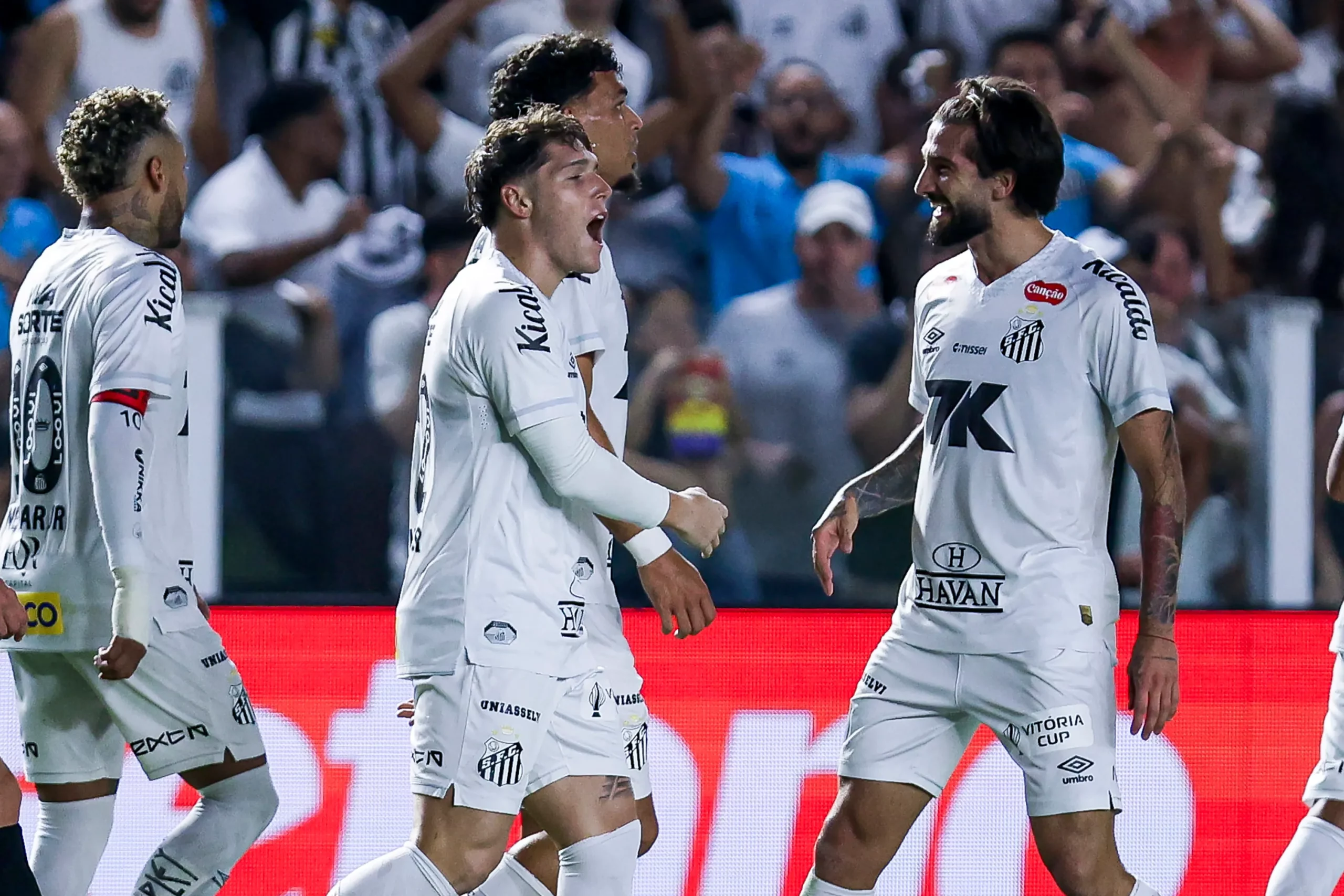 Rollheiser comemora seu gol em Santos x Palmeiras – (Photo by Ricardo Moreira/Getty Images)