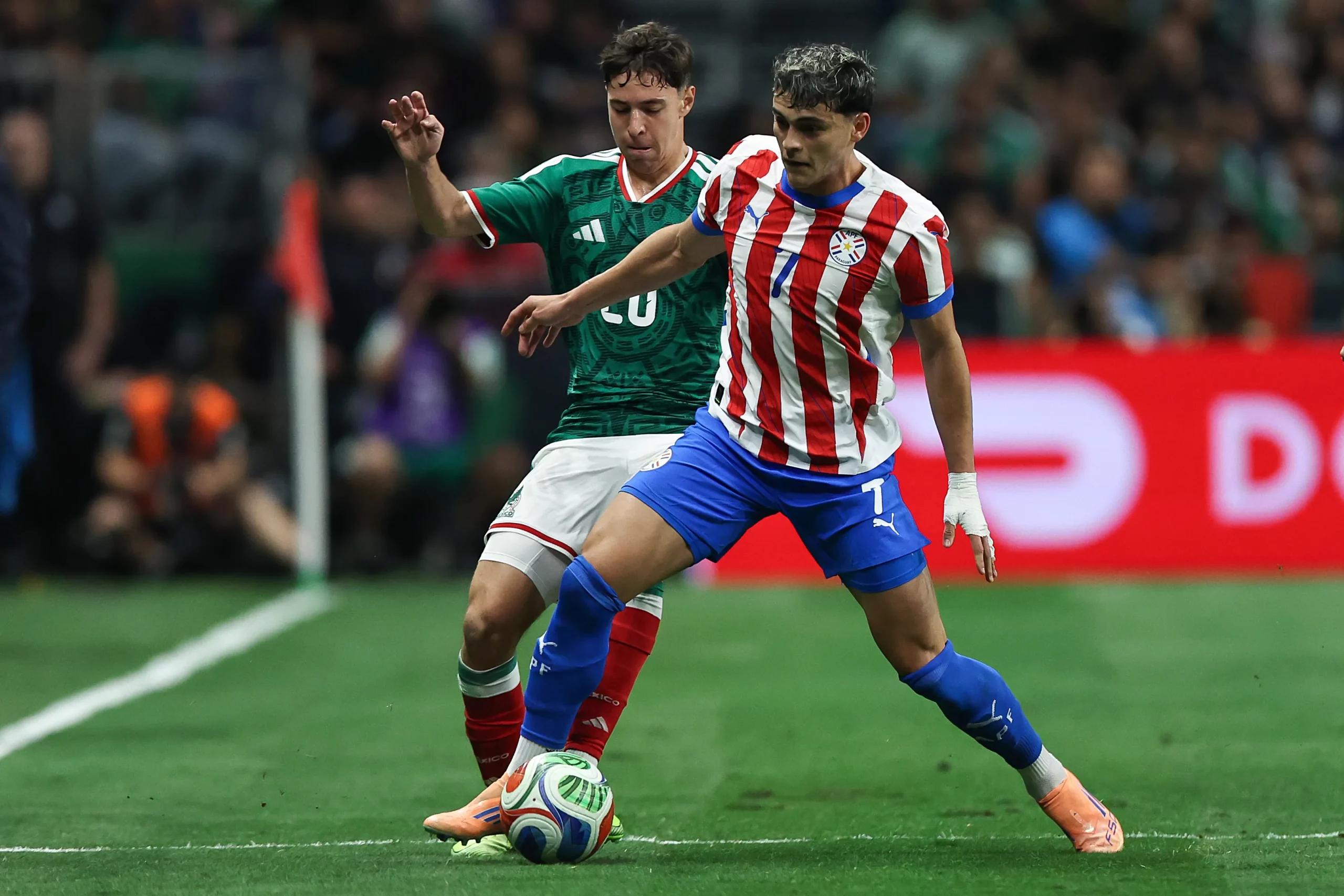 Ramón Sosa atuando pela Seleção Paraguaia.  (Photo by Omar Vega/Getty Images)