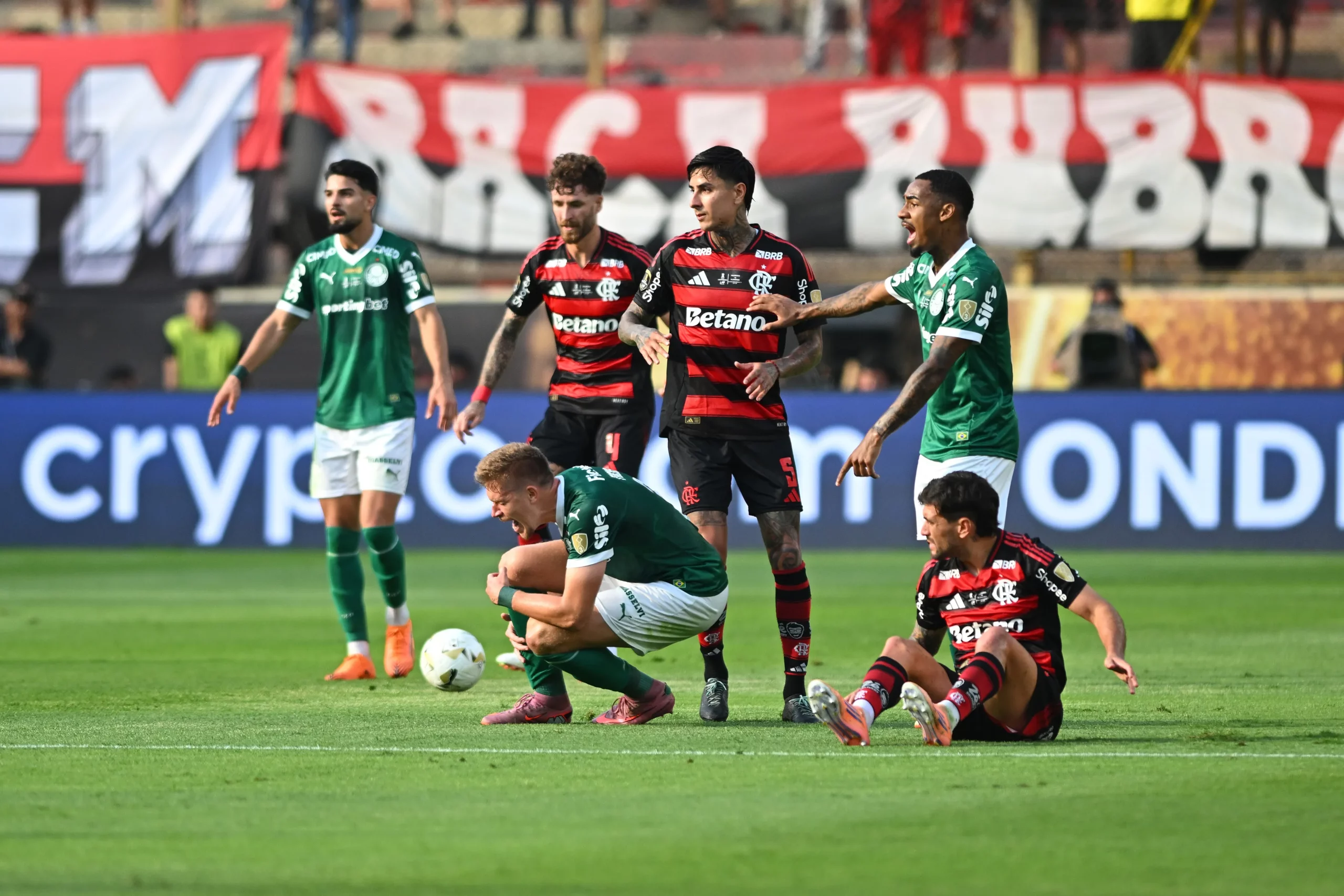 Lance de Pulgar em Bruno Fuchs gera reclamação de Abel até hoje. Foto: Rodrigo Valle/Getty Images.