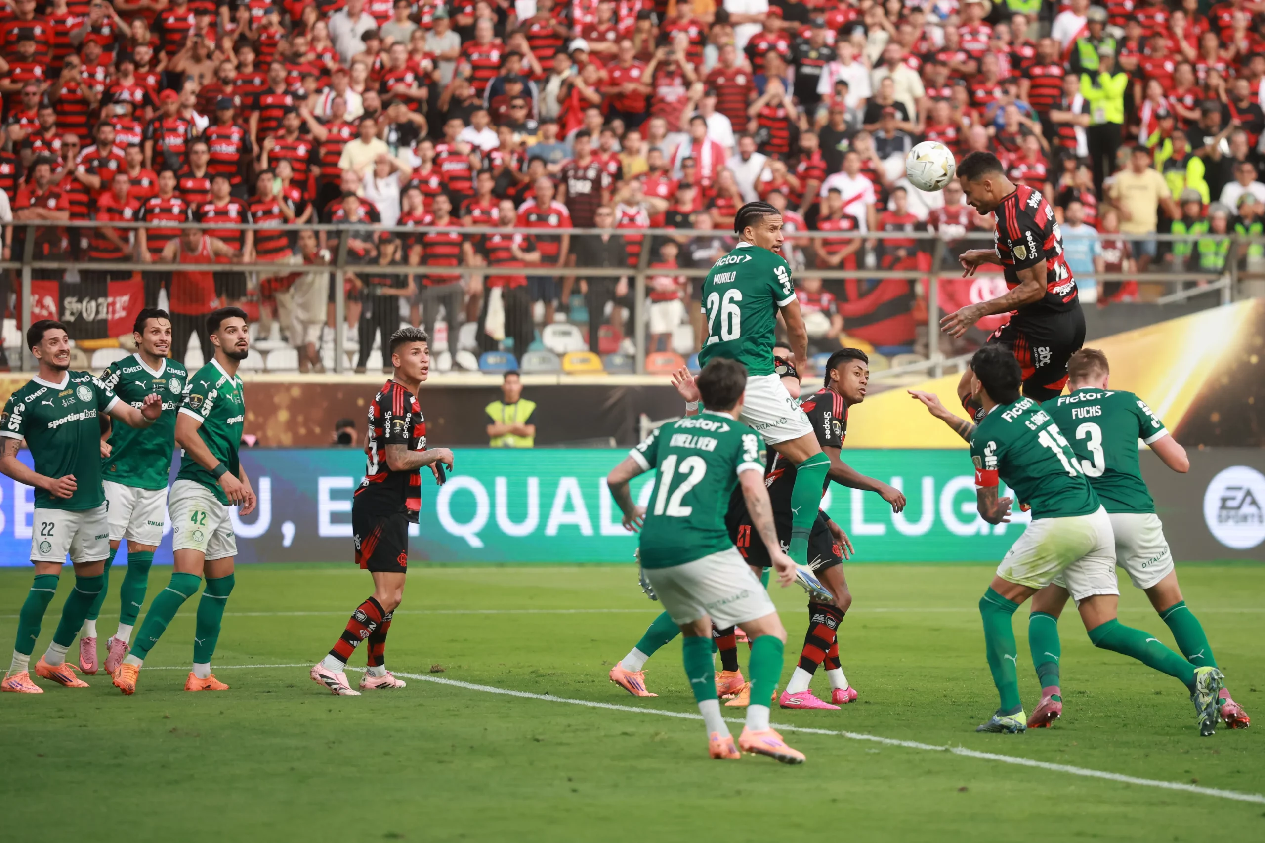 Danilo marcou de cabeça em título sobre o Palmeiras. Foto: Hector Vivas/Getty Images.
