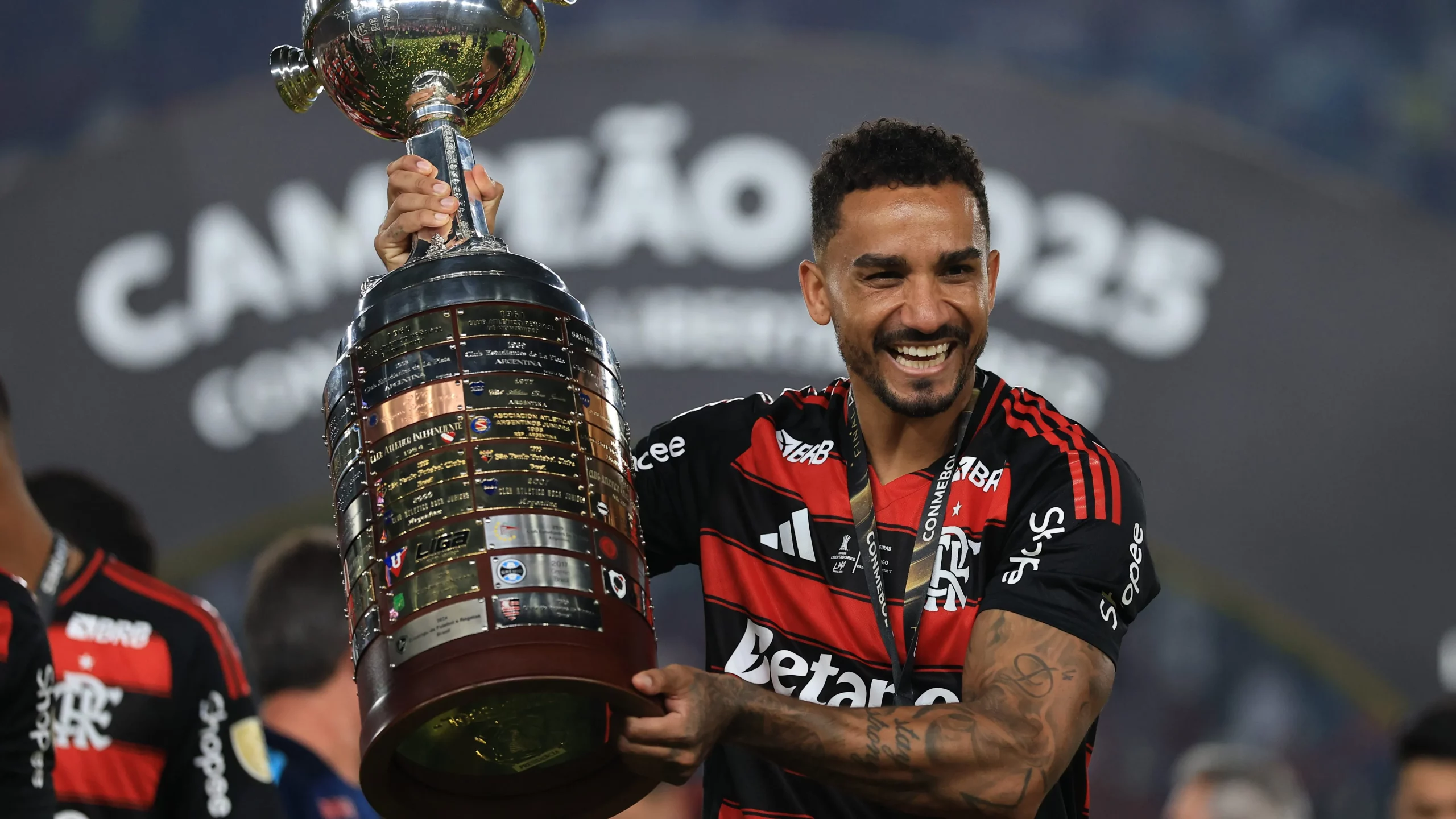 Danilo, autor do gol em Palmeiras 0 x 1 Flamengo, com o troféu da Copa Libertadores.  (Photo by Buda Mendes/Getty Images)