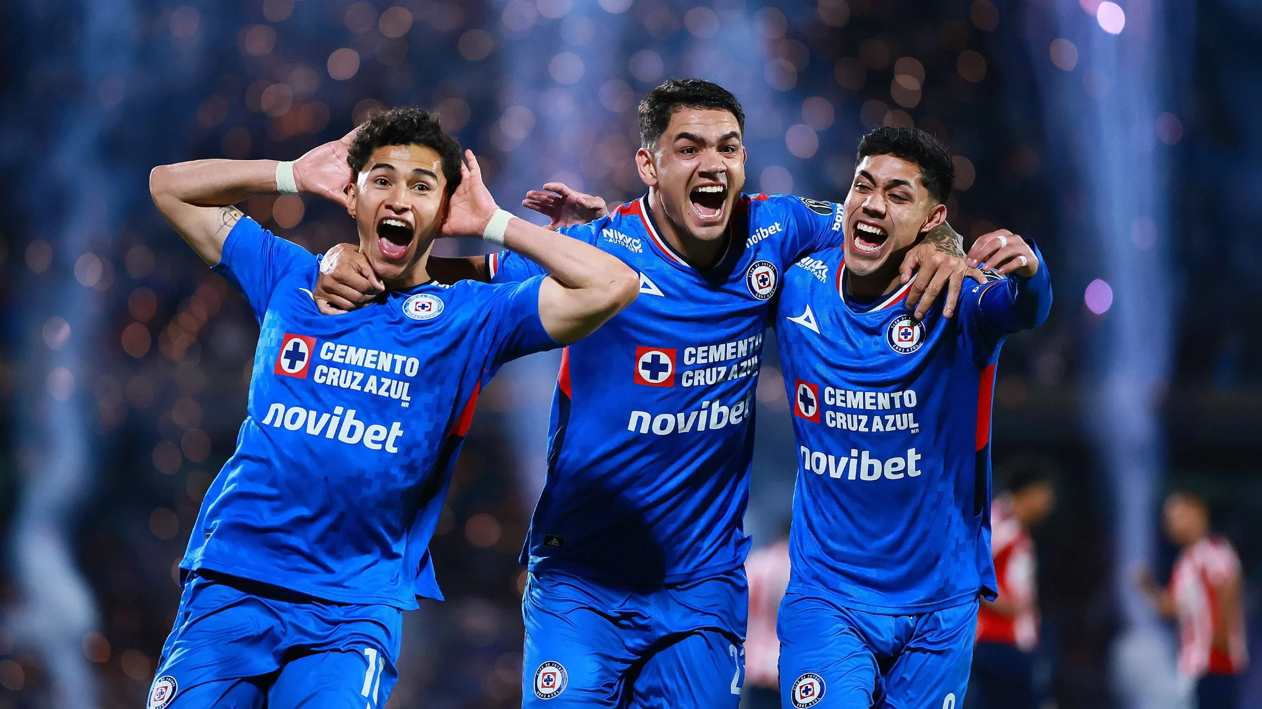Jogadores do Cruz Azul comemorando. (Photo by Manuel Velasquez/Getty Images)