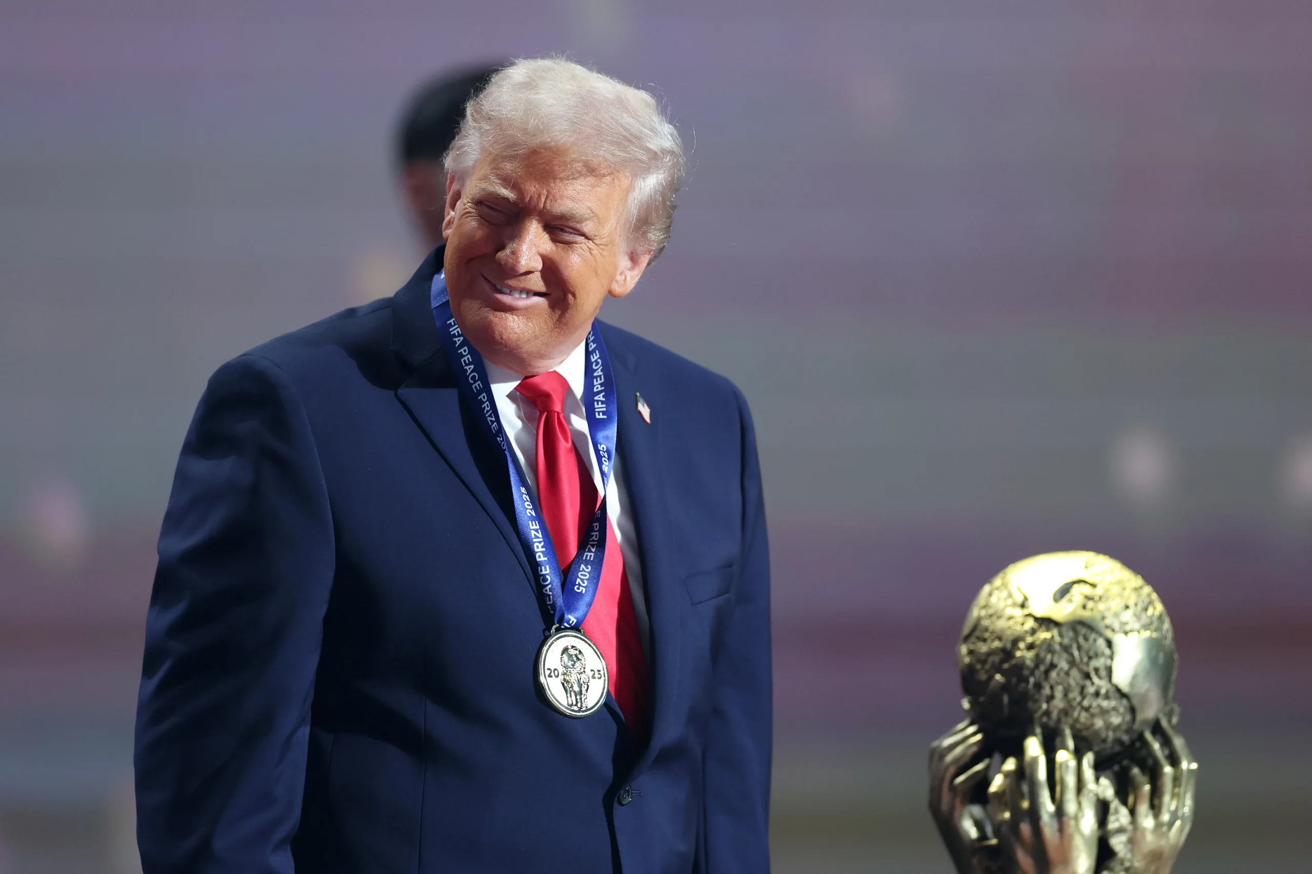 Donald Trump, presidente dos Estados Unidos da América, marcando presença no sorteio da Copa do Mundo de 2026 – (Photo by Dan Mullan/Getty Images)