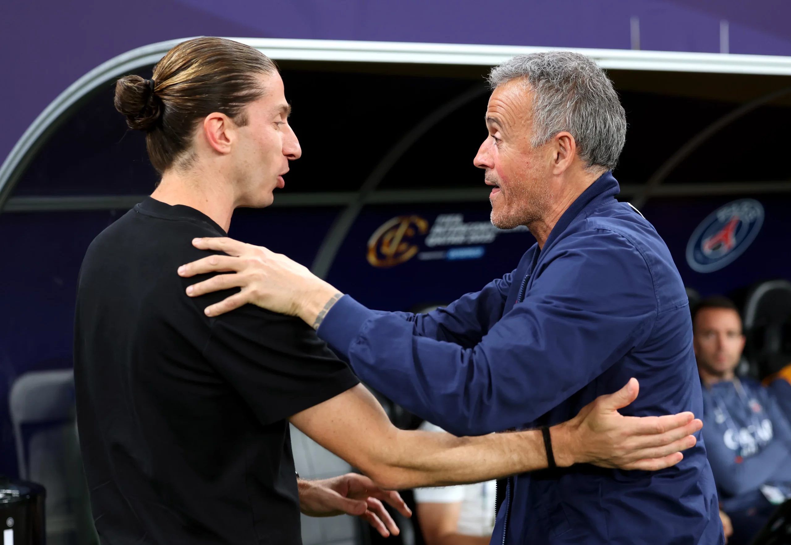 Filipe Luís, treinador do Flamengo, e Luís Enrique, treinador do Paris Saint-Germain, conversam antes da final da Copa Intercontinental de 2025. (Photo by Getty Images/Getty Images)