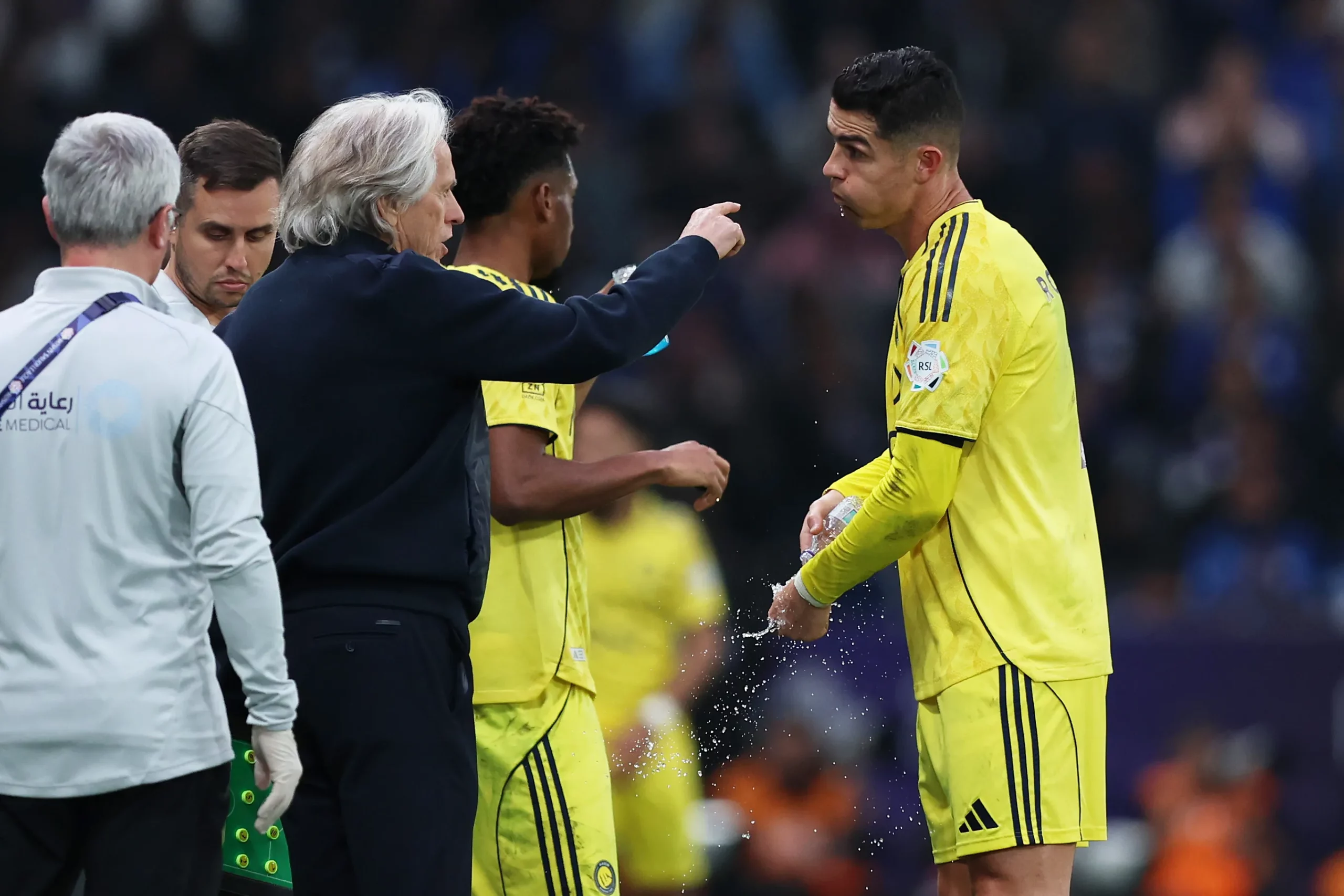 Jorge Jesus e Cristiano Ronaldo ficaram irritados com arbitragem. Foto: Yasser Bakhsh/Getty Images.