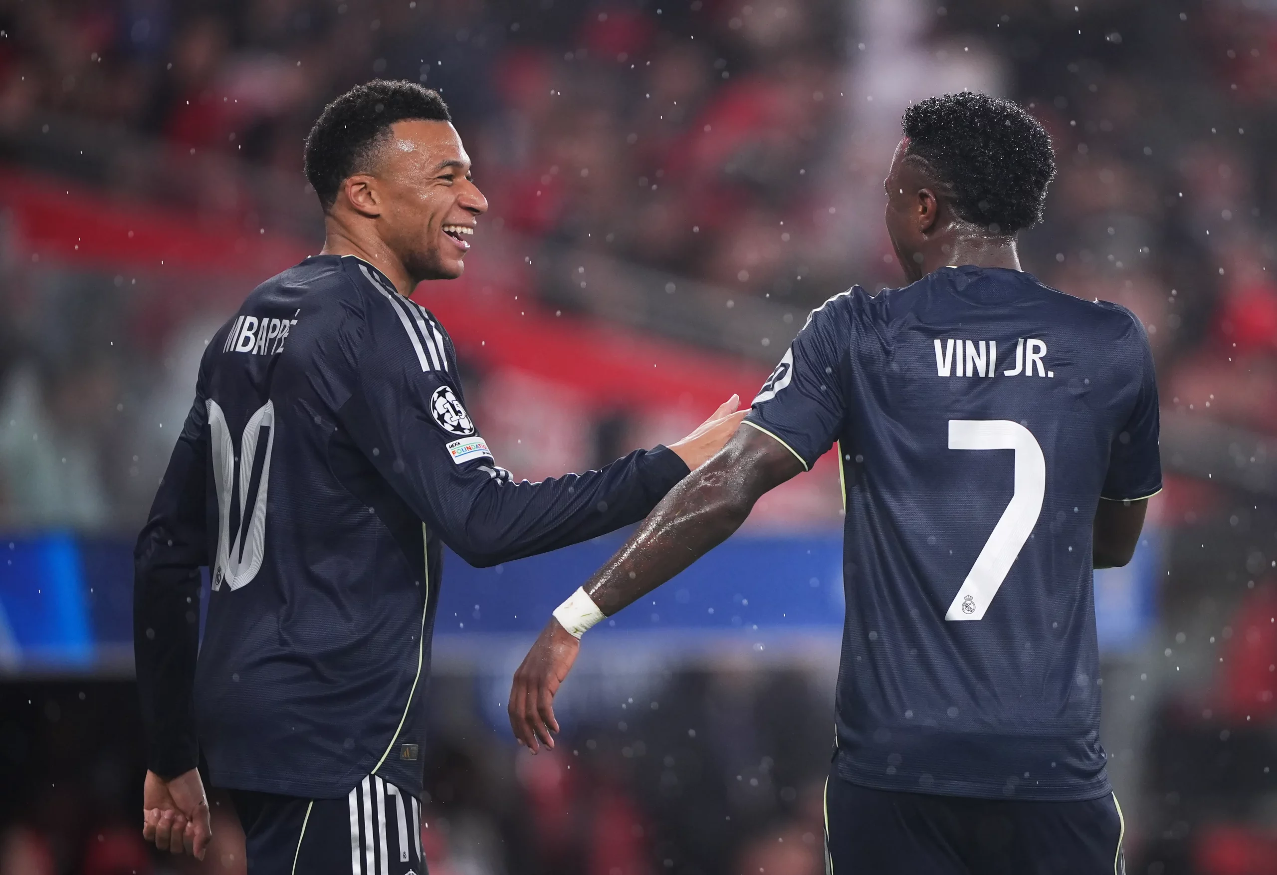 Kylian Mbappé, do Real Madrid, comemora gol de sua equipe ao lado do companheiro Vinícius Júnior. (Photo by Jose Manuel Alvarez Rey/Getty Images)