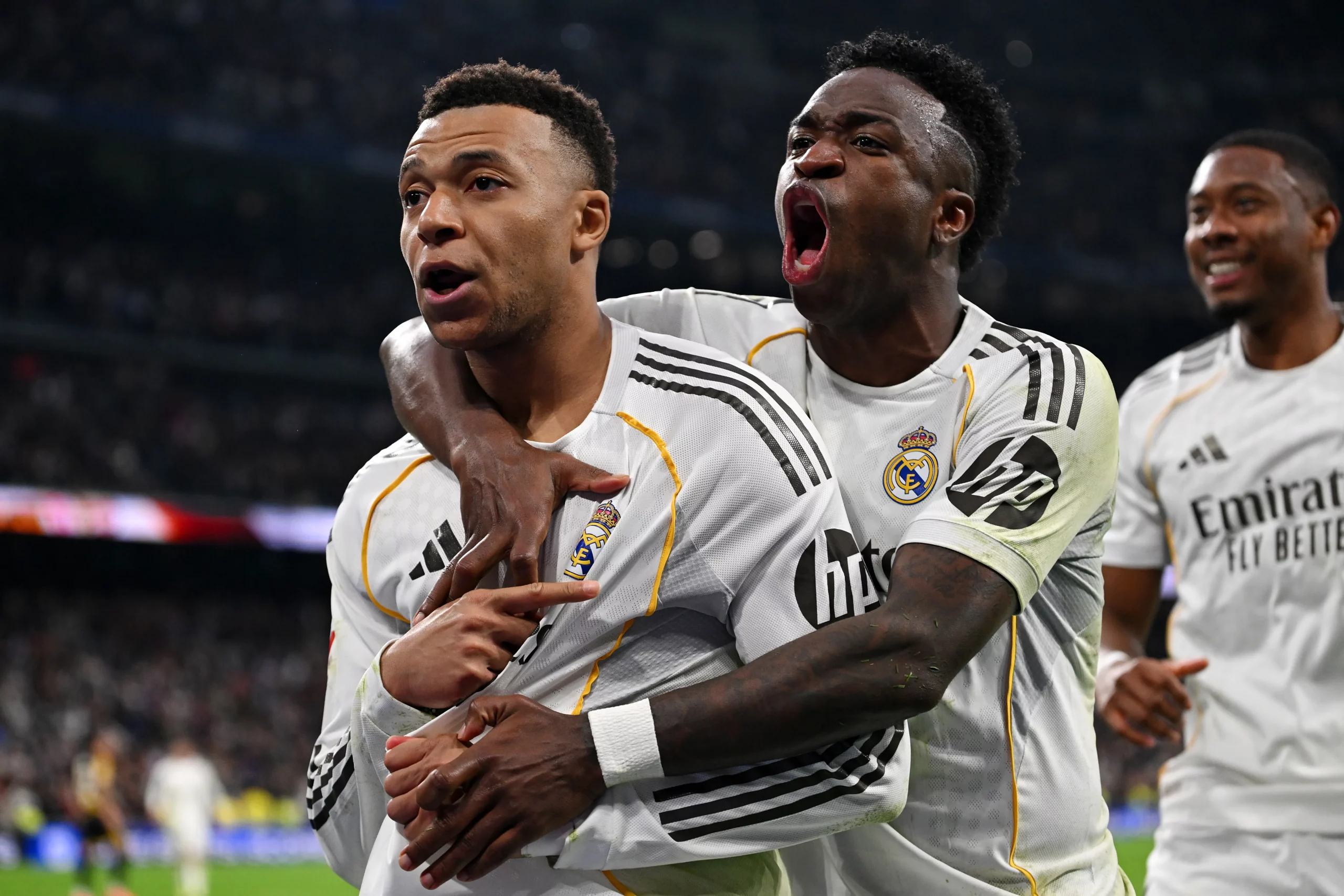 Mbappé, do Real Madrid, comemora o segundo gol da equipe ao lado do companheiro Vinicius Junior. (Photo by Denis Doyle/Getty Images)