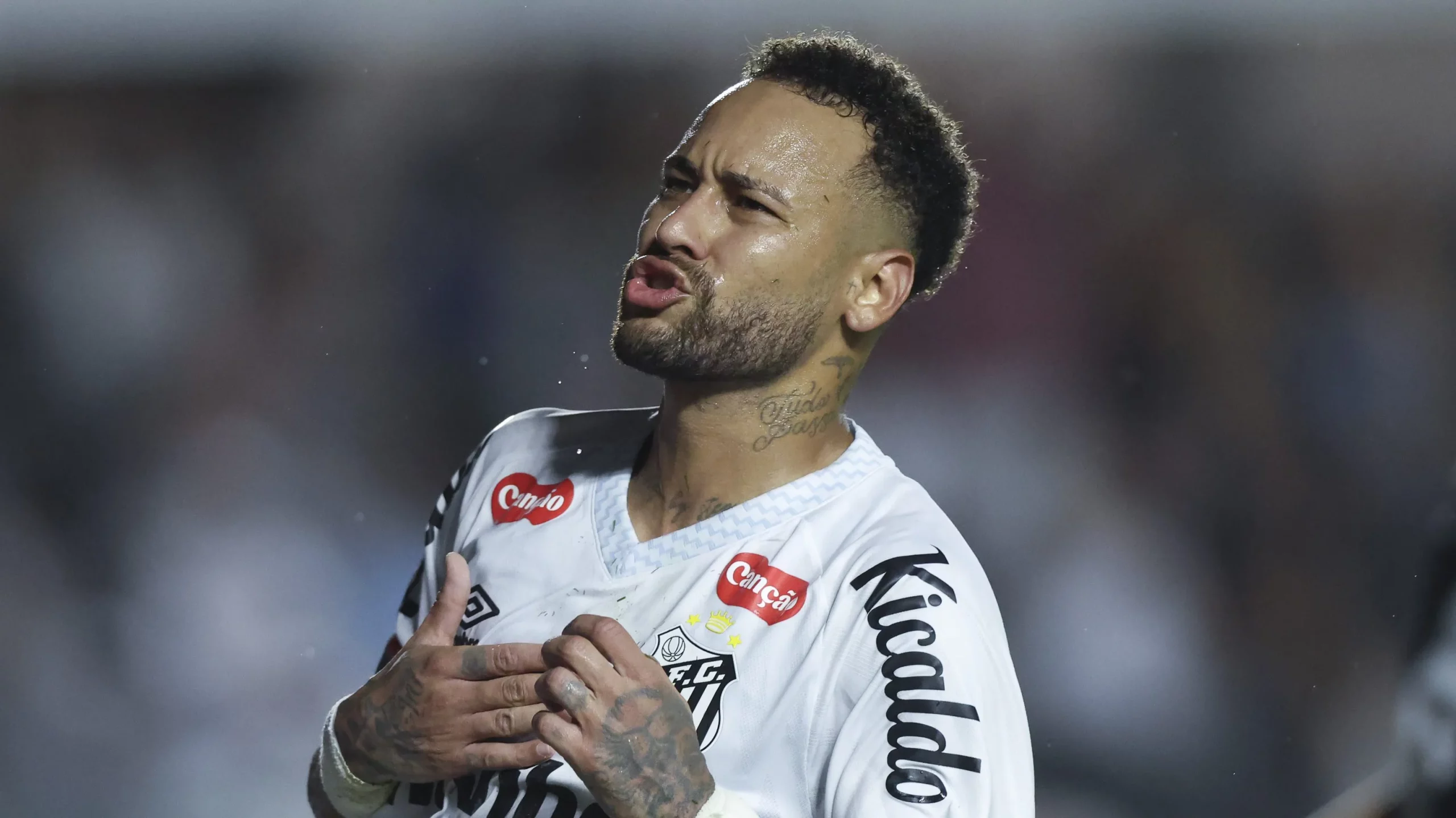 Neymar brilhou diante do Cruz-Maltino. Foto: Alexandre Schneider/Getty Images)