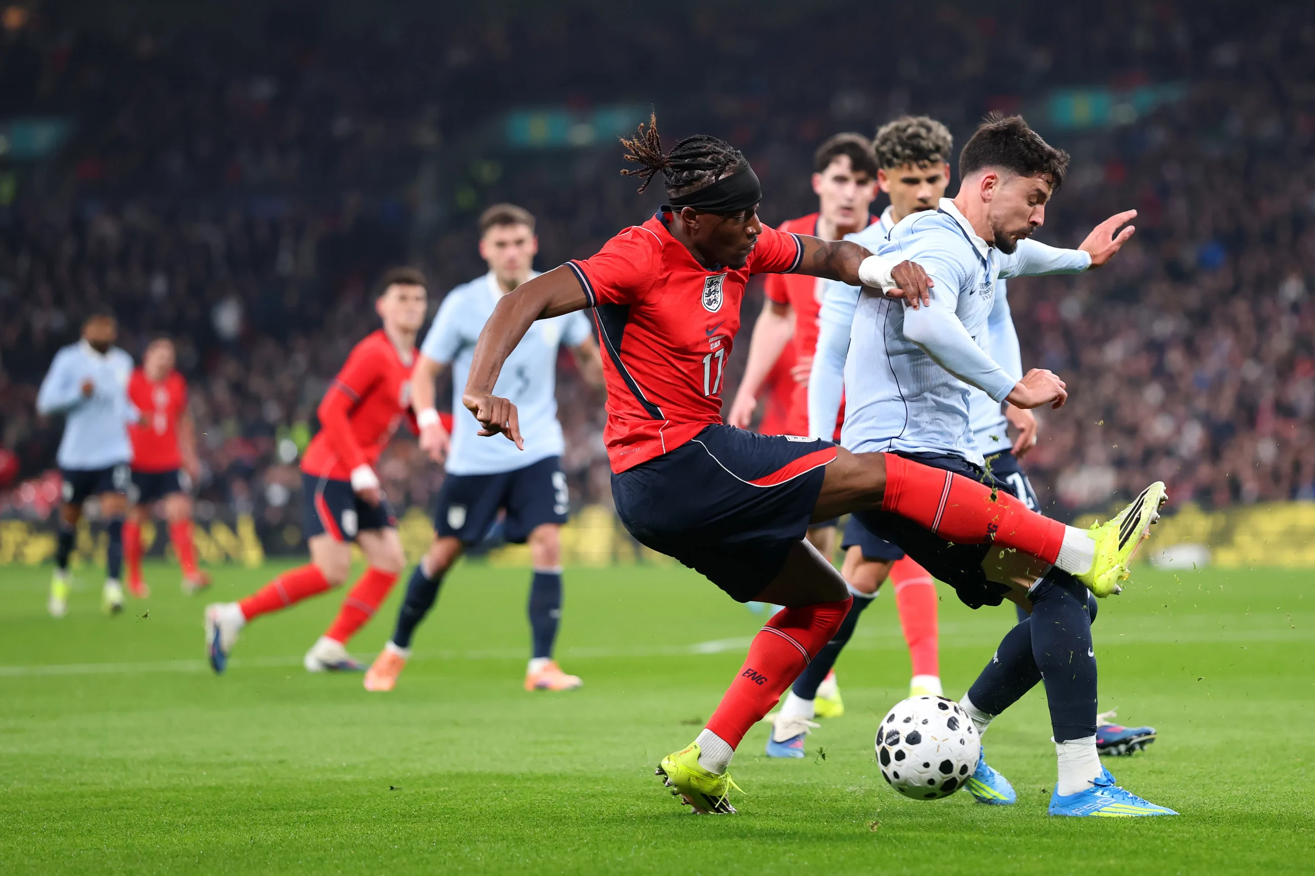 Piquerez dividiu bola com Madueke e levou a pior: inglês caiu por cima do tornozelo do palmeirense – Foto: Julian Finney/Getty Images