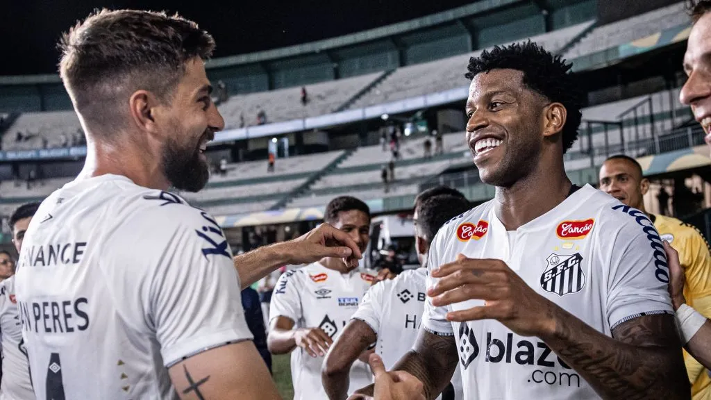 Luan Peres abraça Gil em jogo do Santos - Foto: Raul Baretta/Santos FC