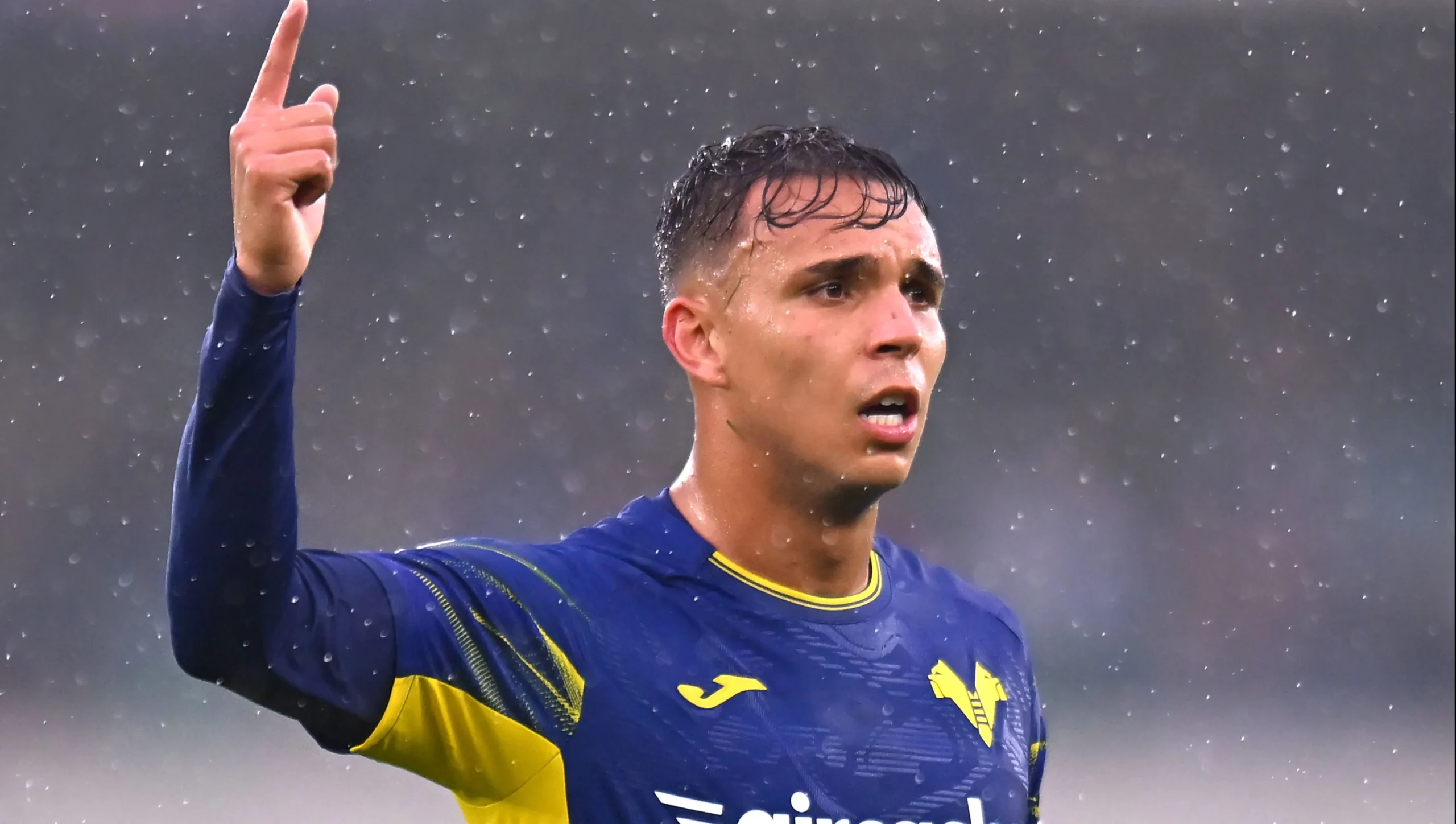 Revelado pelo Corinthians, Giovane em ação pelo Verona – Foto: Alessandro Sabattini/Getty Images