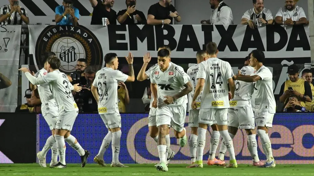 SP – SANTOS – 15/10/2025 – BRASILEIRO A 2025, SANTOS X CORINTHIANS – Ze Rafael jogador do Santos comemora seu gol com jogadores do seu time durante partida contra o Corinthians no estadio Vila Belmiro pelo campeonato Brasileiro A 2025.  Foto: Jota Erre/AGIF