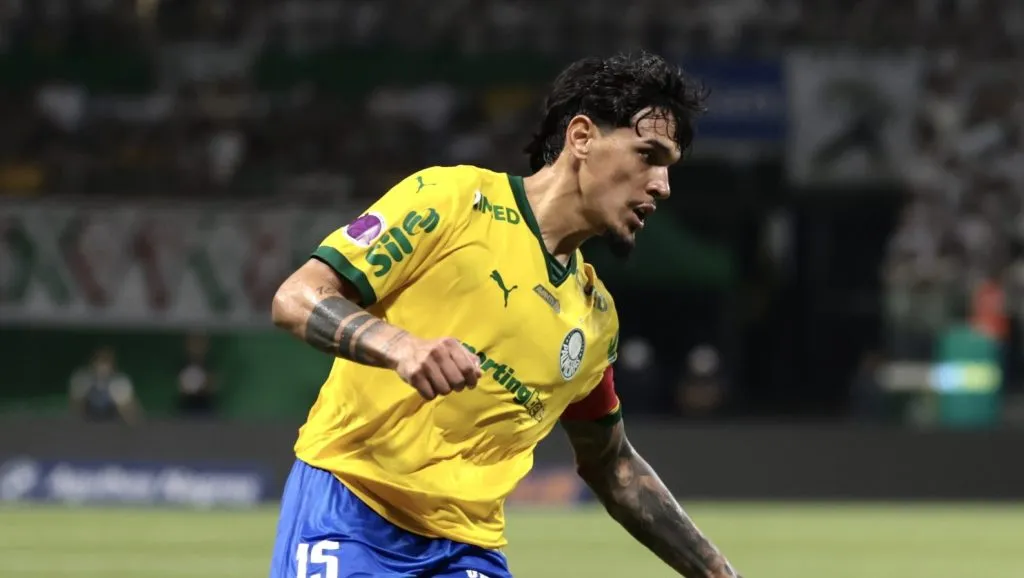 Gómez só recebeu cartão amarelo no lance - Foto: Marcello Zambrana/AGIF