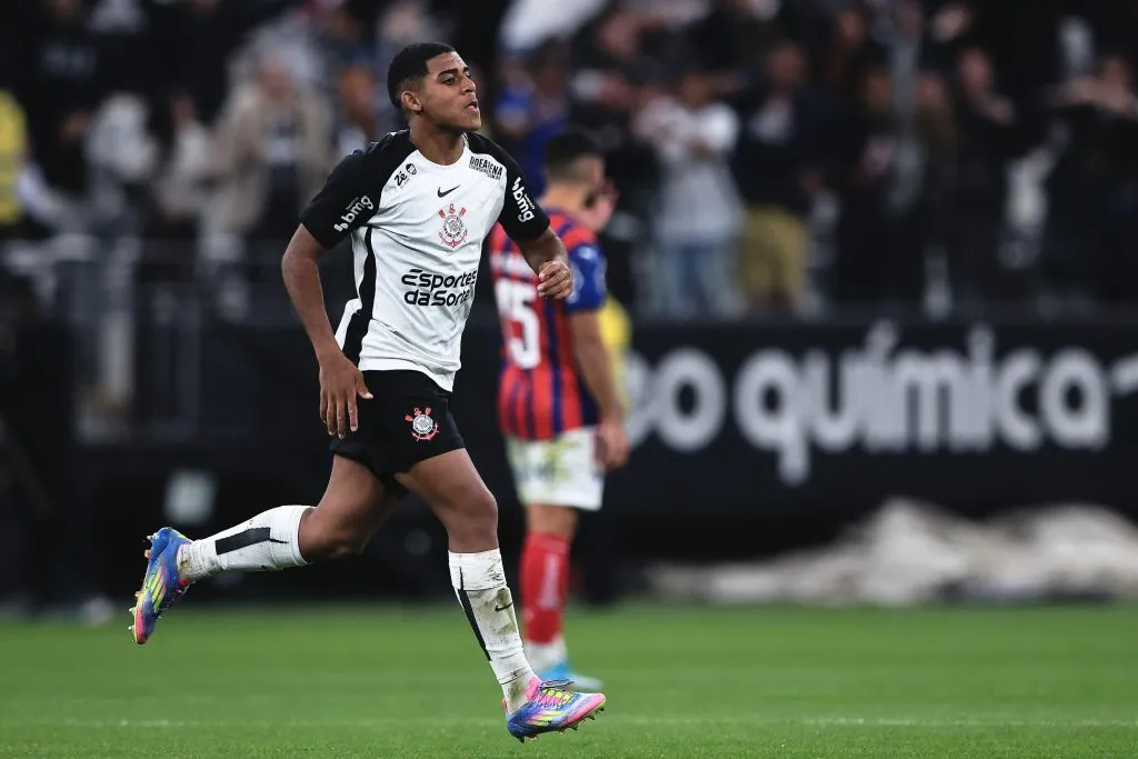 Foto: Ettore Chiereguini/AGIF – Gui Negão durante jogo contra o Bahia na Neo Química Arena.