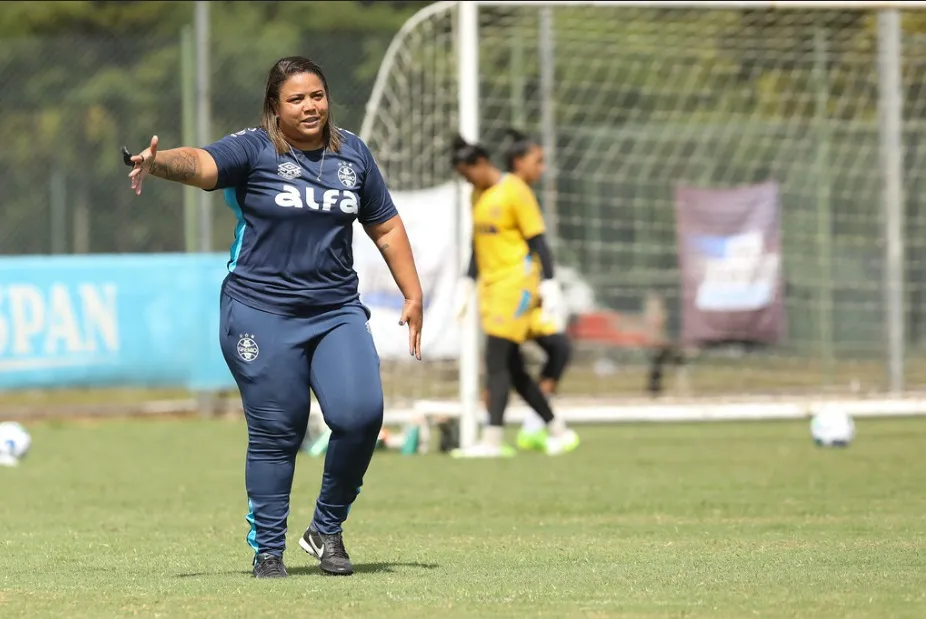 Thaissan Passos, treinadora das Gurias Gremistas comandou a preparação técnico-tático com foco na estreia no Brasileira. Foto: Rodrigo Fatturi / Grêmio FBPA