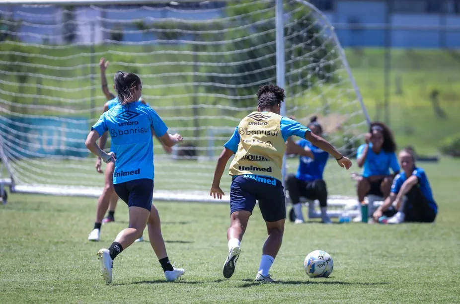 Elenco das Gurias Gremistas durante treino para estreia no Brasil Ladies Cup. Foto: Caroline Mattos/Grêmio FBPA
