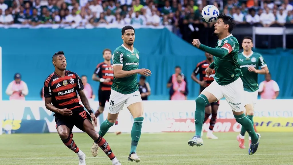 Bruno Henrique, Murilo e Gómez durante último duelo entre Palmeiras e Flamengo – Foto: Marcello Zambrana/AGIF