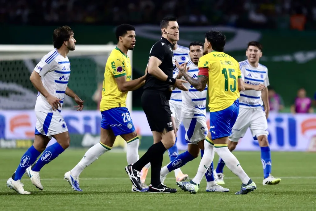 Momento em que o árbitro vai avaliar o lance. Foto: Marcello Zambrana/AGIF