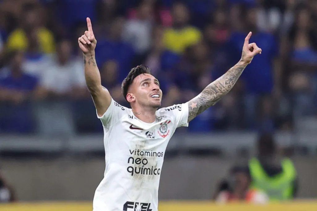 Gustavo Mosquito comemorando seu gol em partida entre Cruzeiro e Corinthians, no Mineirão, válida pelo Campeonato Brasileiro de 2023, dia 19/08. Foto: Gilson Lobo/AGIF