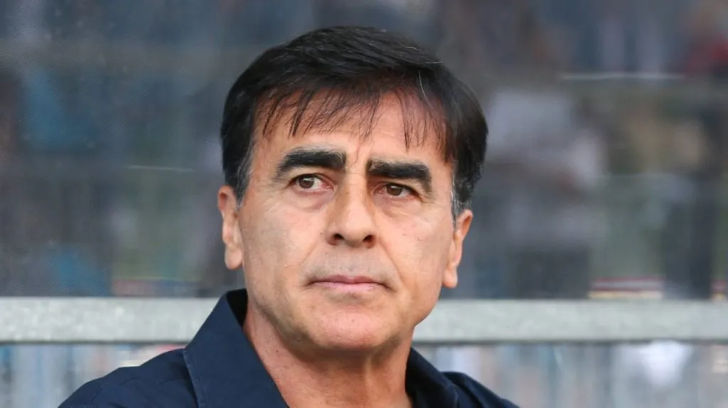 Foto: IMAGO / Photosport – Gustavo Quinteros, do Velez, vira o plano B do Santos para 2025.