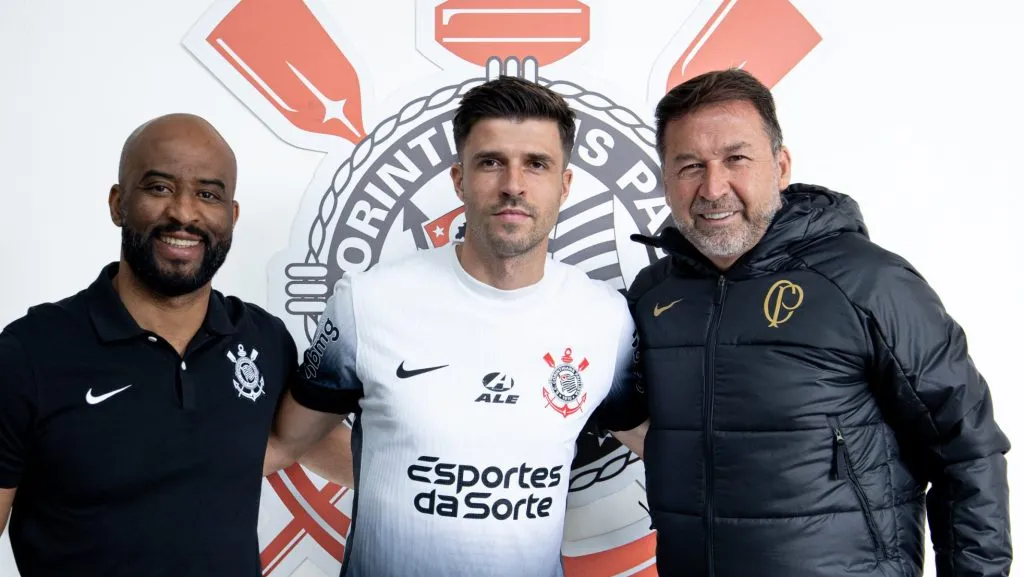 Héctor Hernández ao lado de Fabinho Soldado e Augusto Melo - Foto: Divulgação/SCCP