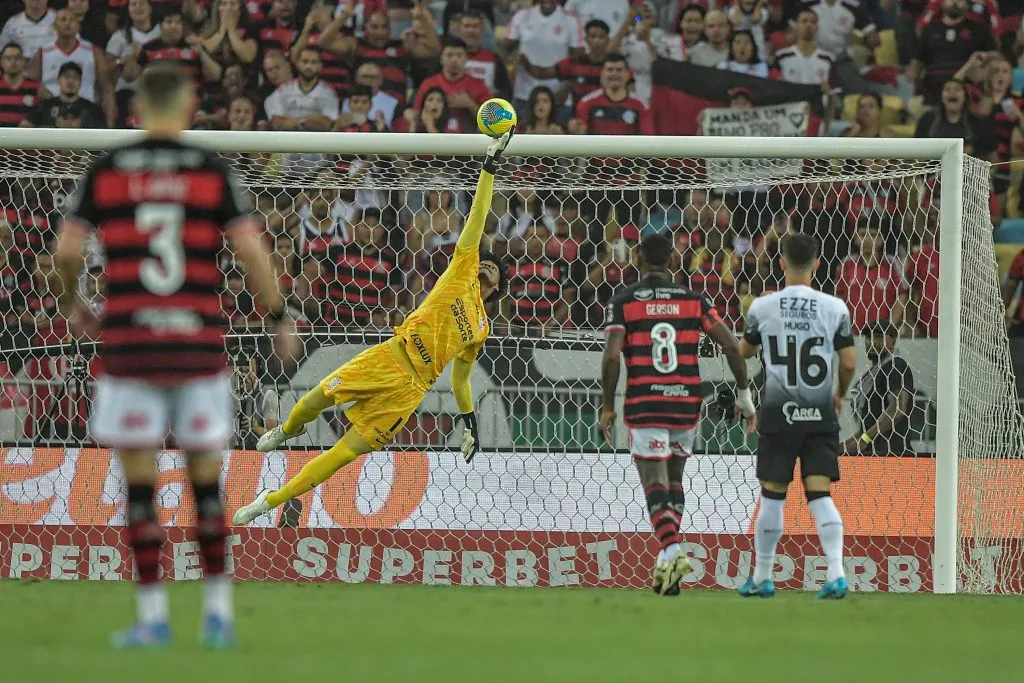 Hugo Souza faz boa defesa diante do Flamengo. Foto: Thiago Ribeiro/AGIF