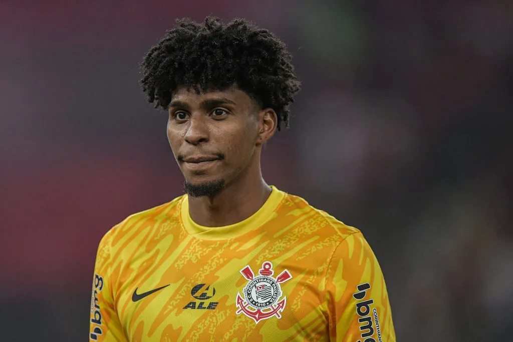 Hugo Souza goleiro do Corinthians durante partida contra o Flamengo no estadio Maracana pelo campeonato Copa Do Brasil 2024. Foto: Thiago Ribeiro/AGIF