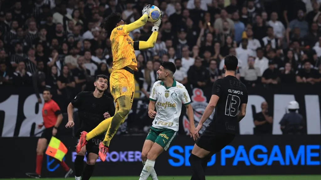 Hugo Souza fazendo defesa. Foto: Ettore Chiereguini/AGIF