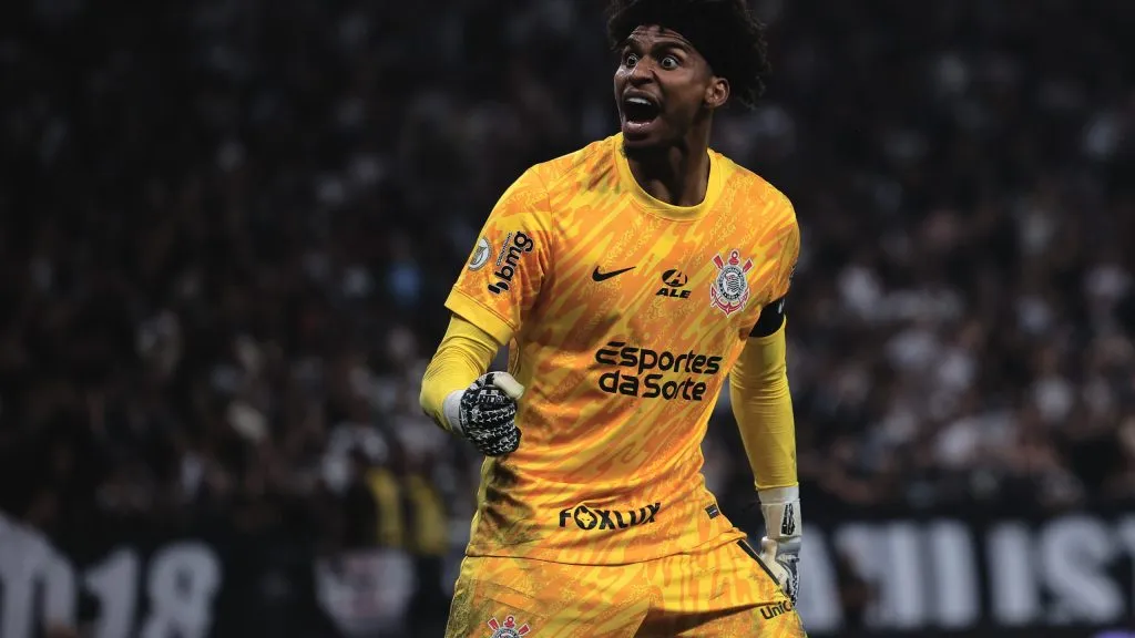 Hugo Souza em jogo. Foto: Ettore Chiereguini/AGIF