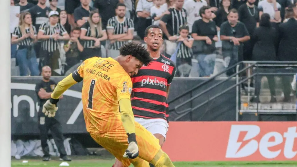 Foto: IMAGO / TheNews2 – Hugo Souza foi emprestado pelo CRF ao time paulista até o fim do Brasileirão.