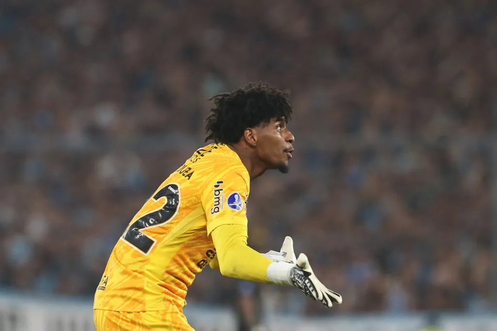 Goleiro Hugo Souza está emprestado pelo Flamengo ao Corinthians até o fim do ano – Foto: Daniel Jayo/Getty Images