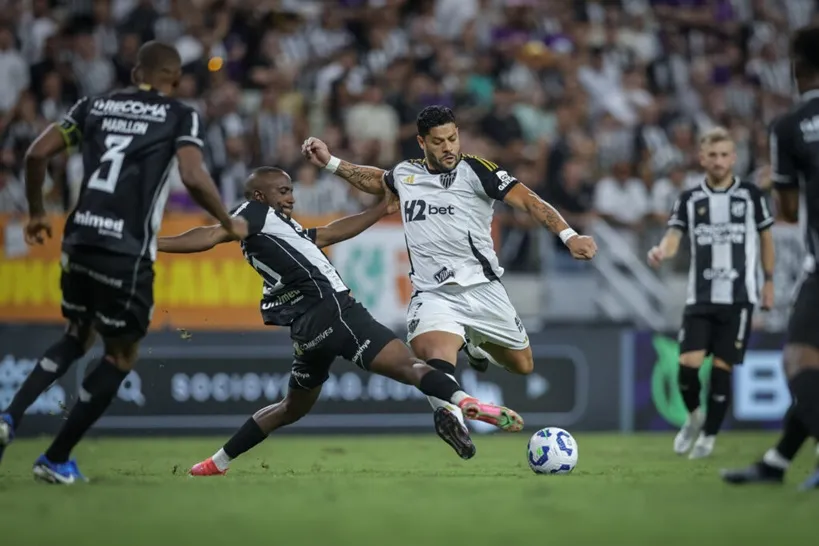 Hulk disputa lance com rival do Ceará em duelo na Arena Castelão pelo Campeonato Brasileiro. Foto: Pedro Souza/Galo