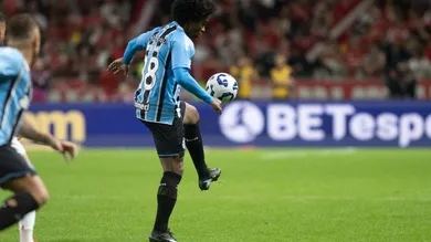 Willian jogador do Gremio durante partida contra o Internacional no estadio Beira-Rio pelo campeonato Brasileiro A 2025. Foto: Maxi Franzoi/AGIF