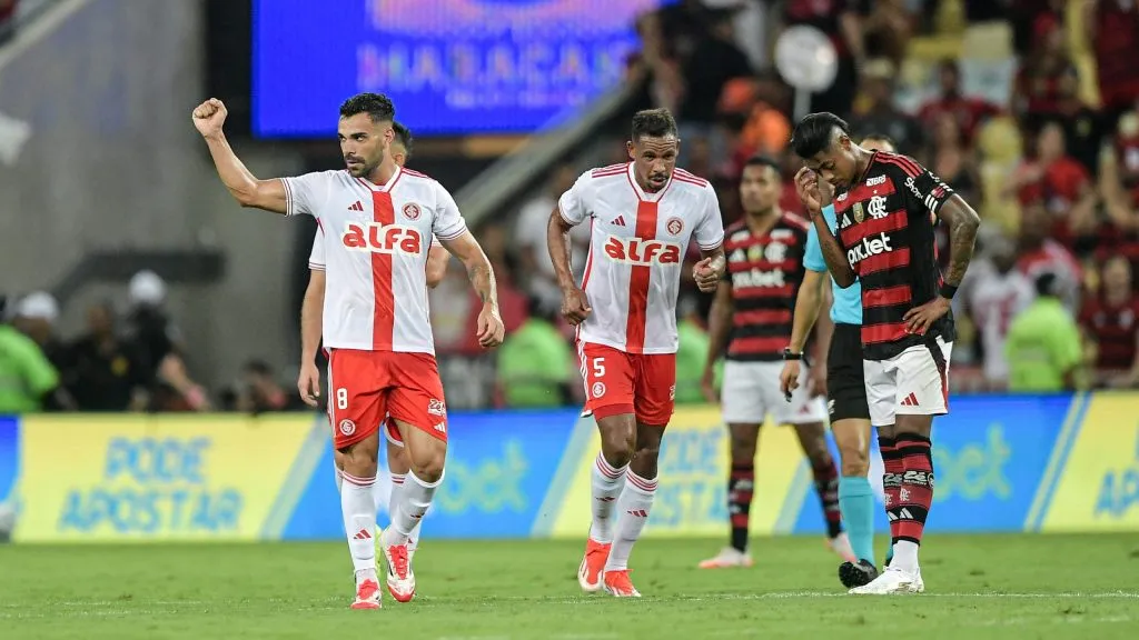 Bruno Henrique, jogador do Internacional, comemora seu gol durante partida contra o Flamengo, pelo Campeonato Brasileiro. Foto: Thiago Ribeiro/AGIF.