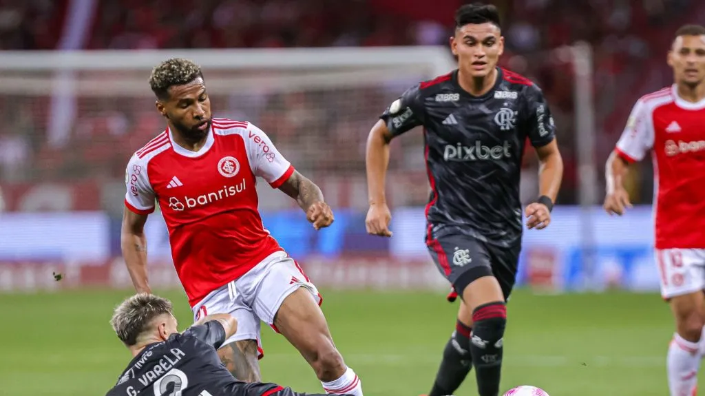 Foto: Maxi Franzoi/AGIF – Wesley jogador do Internacional disputa lance com Varela jogador do Flamengo durante partida no estadio Beira-Rio pelo campeonato Brasileiro A 2024