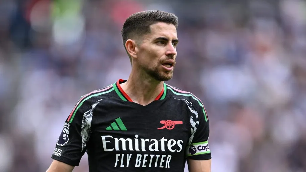 Jorginho em partida como capitão do Arsenal